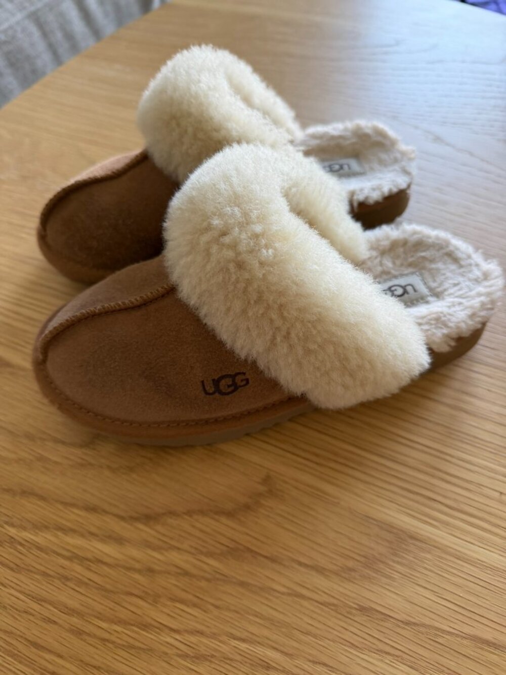 UGG Kids Cozy Sheepskin Slippers Chestnut Brown Plush Lined Slip-On